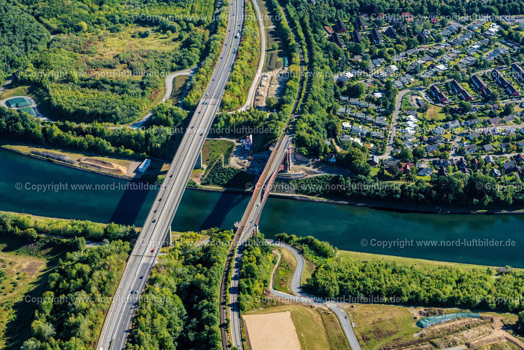 Kiel_Levensauer_Hochbrücke_Nord_Ostsee_Kanal_ELS_2491200922 | KIEL 20.09.2022 Levensauer Hochbrücke im Norden von Kiel im Bundesland Schleswig-Holstein. Die beiden Hochbrücken - eine Eisenbahnbrücke und eine Straßenbrücke mit der Bundesstraße B76 - verlaufen über den Nord-Ostsee-Kanal. // Road bridge construction of Levensauer High bridge in Kiel in the state of Schleswig-Holstein. The two bridges - one for rail lines and the other including the federal highway B76 - span the Kiel Canal. Foto: Martin Elsen
