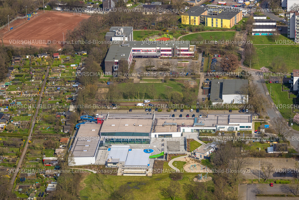 Dinslaken240308872 | Luftbild, DINamare - das stadtwerkebad Schwimmbad, Gustav-Heinemann-Realschule mit Schulhof, Bruch, Dinslaken, Nordrhein-Westfalen, Deutschland