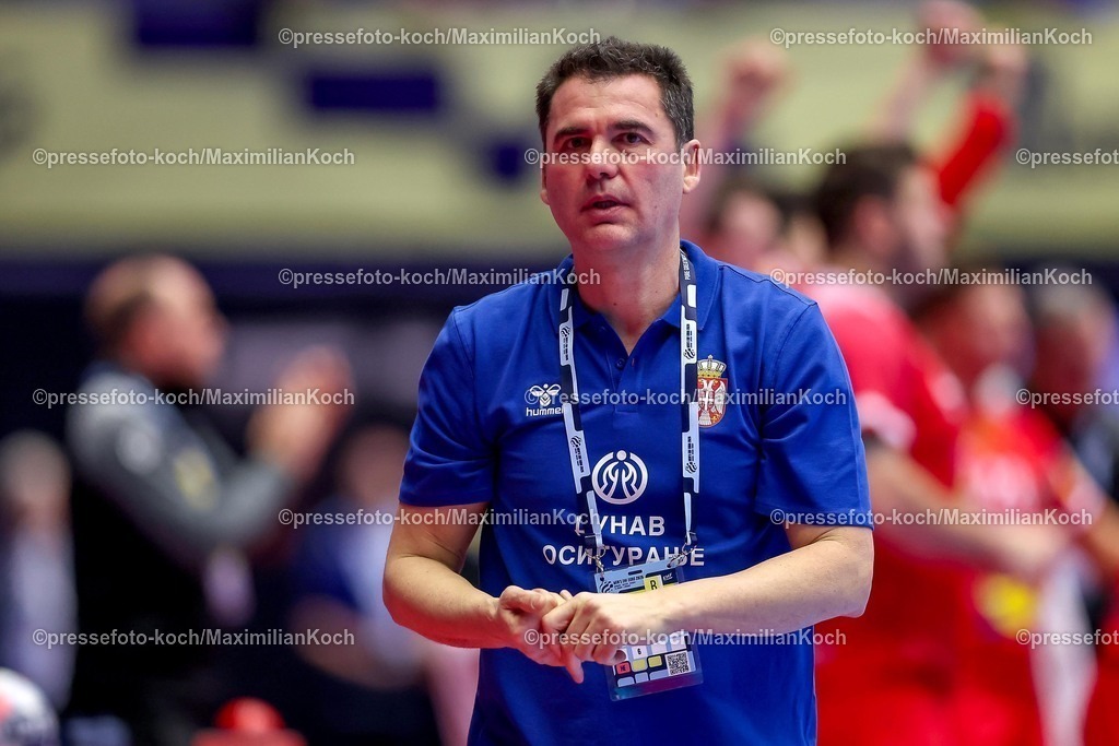 EHF19012601135 | 19.01.2026, Handball, Men's EHF EURO 2026, Österreich - Serbien, Jyske Bank Boxen in Herning, Dänemark, Preliminary Round: Headcoach  Raul Gonzalez Gutierezz (Serbien #hc) enttäuscht Enttäuschung gestikulierend am Spielfeldrand  