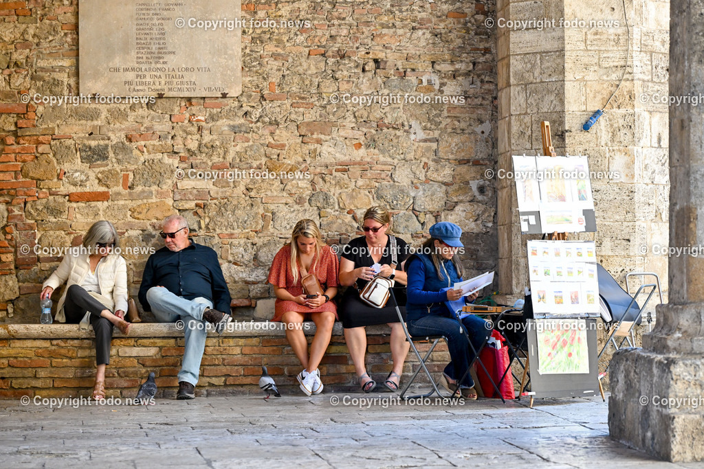 Italien_ Toskana_ San Gimignano_ 31.05.2024-36 | 31.05.2024, Italien, ITA, Toskana, San Gimignano im Bild Stadtansichten Gebäude, Architektur, Touristen, Historisch, Souvenir, Ansichten der berühmten Stadt San Gimignano in der Toskana-Italien - View of the famous town San Gimignano in Tuscany-ItalySan Gimignano ist eine italienische Kleinstadt in der Toskana mit einem mittelalterlichen Stadtkern. San Gimignano wird auch die Stadt der Türme genannt. Die Stadt liegt in der Provinz Siena. Sie gehört neben Florenz, Siena und Pisa zu den von Touristen meist besuchten Zielen in der Toskana.