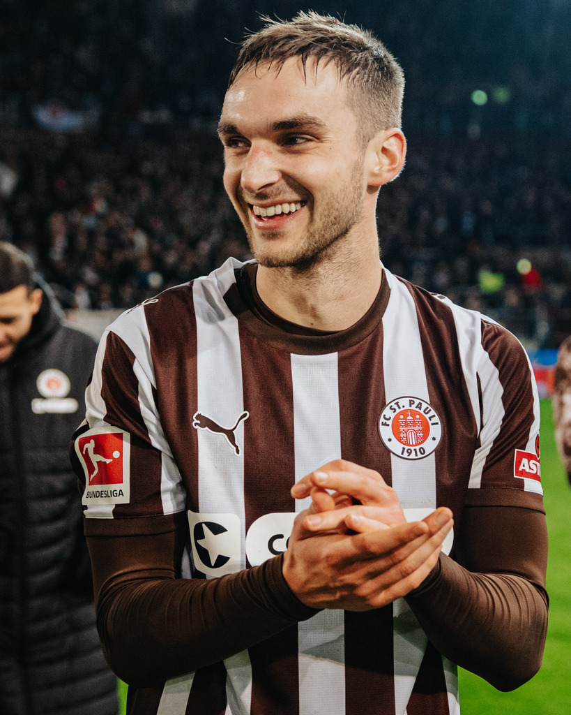 FCS01605 | Der offizielle Shop für FC St. Pauli Fotos. Wähle aus Spielszenen & Fanmomenten dein FCSP Wunschformat. Wir liefern Millerntor-Atmosphäre.
