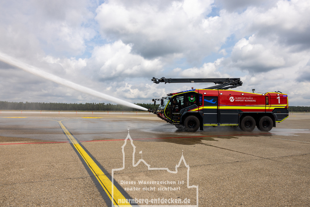 Vorstellung neuer Flugfeldlöschfahrzeuge und Simulator am Flughafen Nürnberg. | Der Albrecht Dürer Airport Nürnberg setzt auf neueste Technik und hat seine Flugfeldlöschfahrzeuge durch drei fabrikneue Panther 6x6 des Herstellers Rosenbauer ersetzt. Die Flughafenfeuerwehr trainiert den Umgang mit den Spezialfahrzeugen in einem eigens dafür angefertigten Simulator. - Realisiert mit Pictrs.com