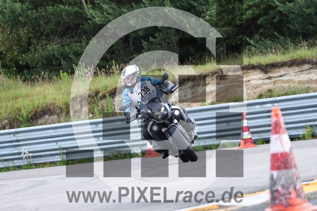 0238-20260611_00243 | Schöne Erinnerungen an spannende Momente - das festzuhalten ist unser Job. PIXELrace.de ist seit 2003 auf den Rennstrecken Europas unterwegs um die Action draußen beim Fahren und die wunderbare Stimmung imm Fahrerlager für euch einzufangen.