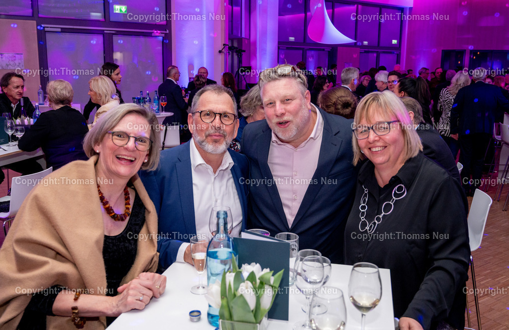 DSC_0772 | Im Parktheater Bensheim fand am 28. März 2026 die Verleihung des Eysoldt-Rings 2025 statt – eine der bedeutendsten Auszeichnungen für Schauspielkunst im deutschsprachigen Raum. Der Preis ging an Thomas Schmauser, der für seine herausragende darstellerische Leistung geehrt wurde.Im Rahmen der Veranstaltung wurde außerdem der Kurt-Hübner-Regiepreis an Fritzi Wartenberg verliehen, die für ihre besondere künstlerische Handschrift und Regiearbeit ausgezeichnet wurde.,Anschließend wurde im Bensheimer Bürgerhaus gefeiert, Bild: Thomas Neu