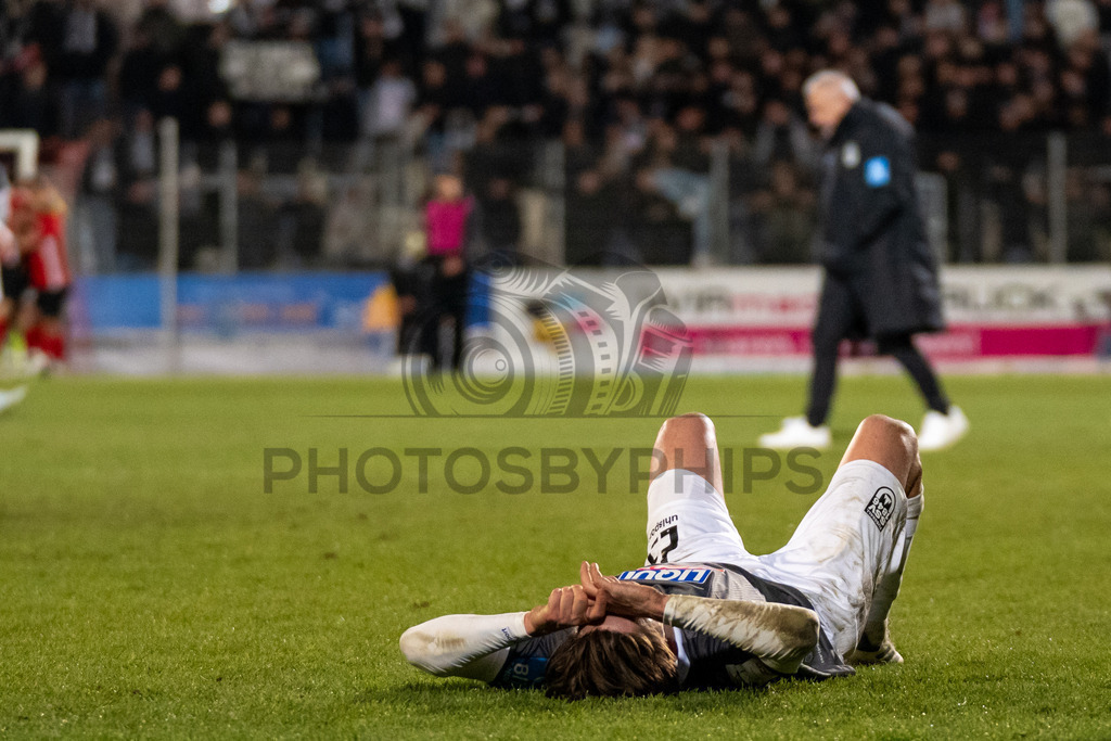 SG Sonnenhof Grossaspach vs. SSV Ulm 1846 Fussball, Fussball, WFV-Pokal, Viertelfinale, 01.04.2026 | Max Brandt (SSV Ulm 1846 Fussball, #23) enttauescht am Boden nach der Niederlage,SG Sonnenhof Grossaspach vs. SSV Ulm 1846 Fussball, Fussball, WFV-Pokal, Viertelfinale, 01.04.2026
