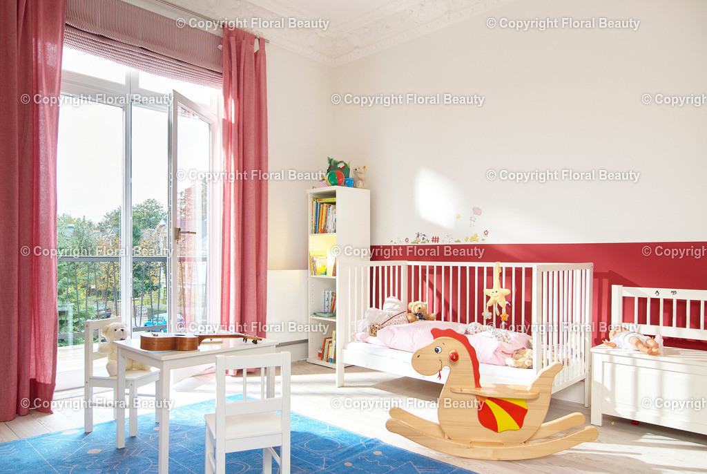 Kinderzimmer mit Schaukelpferd | Kinderzimmer mit blauem Teppich, Tischchen und Schaukelpferd. Babybettchen. Stuck an der Decke. - Realized with Pictrs.com