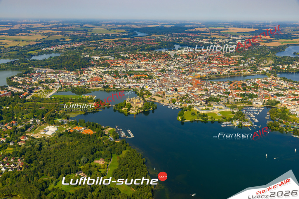Schweriner Altstadt Schwerin Bild- Das Luftbild wurde 2025 vom UL-Flugzeug heraus erstellt ( keine Drohne bzw. Drohnenaufnahme ) - Hochauflösende Luftaufnahme -Nicht vergleichbar mit Google Maps oder Satelittenbilder- Die Geschenkidee !Mit Lizenz und Bildrechte bestellbar - CC
