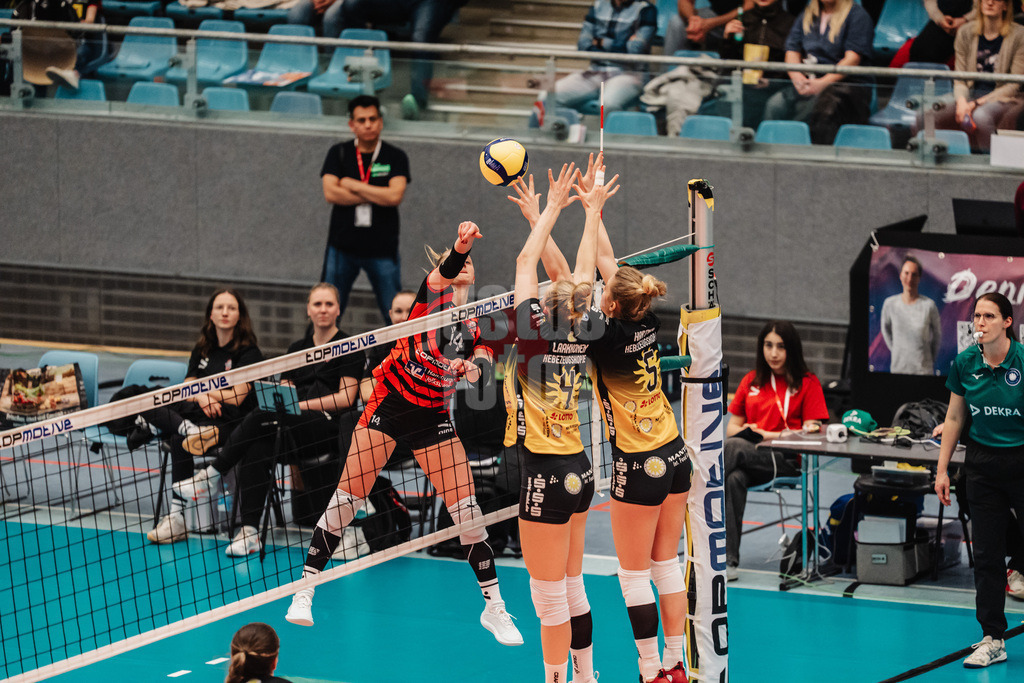 Volleyball | Frauen | Saison 2025/2026 | Volleyball Bundesliga | ETV Hamburger Volksbank Volleys vs. VfB Suhl LOTTO Thüringen | 07.03.2026 | v.l. Fiona Dittmann (#14, ETV Hamburger Volksbank Volleys) beim Angriff gegen Roosa Laakkonen (#4, VfB Suhl LOTTO Thüringen) und Hannah Hartmann (#5, VfB Suhl LOTTO Thüringen)