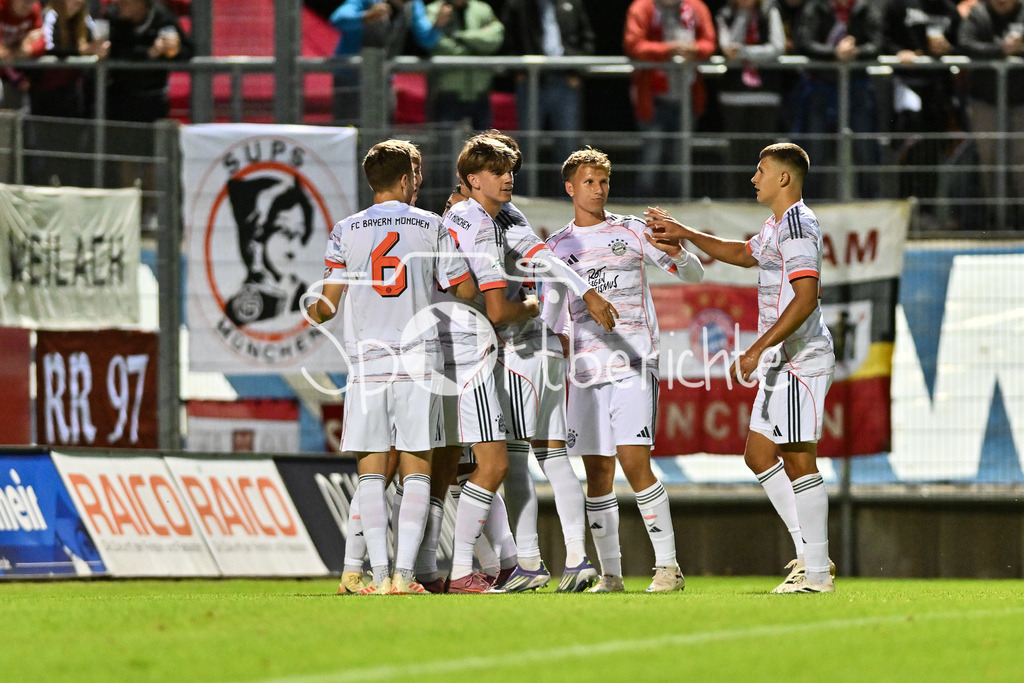 FC Memmingen - FC Bayern Amateure | Jubel nach dem Treffer zum 1-3 durch Anton HEINZ (FC Bayern Muenchen II 9) / Tor / Torschuetze / Freude / Happy / Regionalliga Bayern: FC Memmingen - FC Bayern München II; Arena Memmigen am 29.08.2025