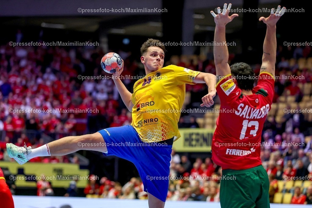 EHF16012601104 | 16.01.2026, Handball, Men's EHF EURO 2026, Portugal - Rumänien, Jyske Bank Boxen in Herning, Dänemark, Preliminary Round:  Daniel Stanciuc (Romania #44) im Zweikampf gegen   Rocha Nogueira (Portugal #13) 