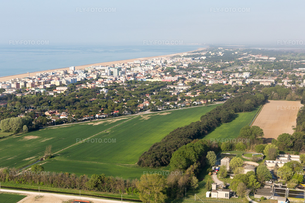 Aerial view: View of the town in Lignano Riviera in the state Friuli Venezia Giulia, Italy. – Photo: IMG_098828.jpg taken on 04/08/2017 by Werner Riehm/FLY-FOTO.com – Resolution of the original: 4950 x 3300 px
