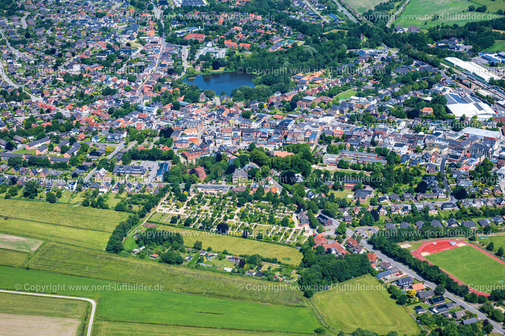 Bredstedt_ELS_3728210625 | BREDSTEDT 13.08.2025 Stadtgebiet mit Außenbezirken und Innenstadtbereich am Rand von landwirtschaftlichen Feldern und Ackerflächen in Bredstedt im Bundesland Schleswig-Holstein, Deutschland. // Urban area with outskirts and inner city area on the edge of agricultural fields and arable land in Bredstedt in the state Schleswig-Holstein, Germany. Foto: Martin Elsen