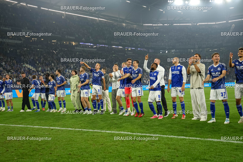 1_S04BER_20250801_4510.JPG -  - FC Schalke 04 - Hertha BSC Berlin - 2. Bundesliga | Gelsenkirchen, Deutschland, 01.08.25: Spieler von FC Schalke 04 feiern den Sieg waehrend des Spiels der 2. Bundesliga zwischen FC Schalke 04 - Hertha BSC Berlin in der Veltins-Arena am 01. August 2025 in Gelsenkirchen, Deutschland. (Foto von Stefan Brauer/Brauer-Fotoagentur)DFB/DFL REGULATIONS PROHIBIT ANY USE OF PHOTOGRAPHS AS IMAGE SEQUENCES AND/OR QUASI-VIDEO.