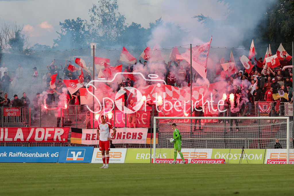 SV Wacker Burghausen - FC Bayern Amateure | Die mitgereiten Fans aus muenchen zuenden zu beginn der zweiten Halbzeit Pyrotechnik im Gaesteblock / Ultras / Pyro