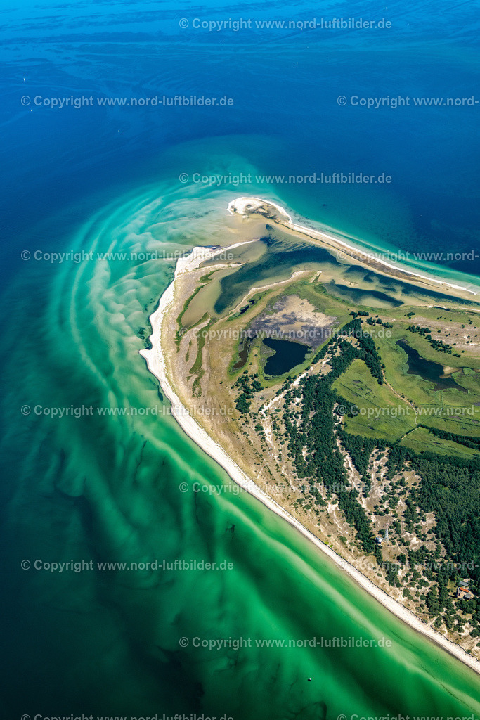 Darss_Naturschutzgebiet_ELS_8504100822 | BORN AM DARß 10.08.2022 Sandbank- Landfläche durch Strömungen unter der Meeres- Wasseroberfläche der Ostsee am Naturschutzgebiet Darsser Ort in Born am Darß an der Ostseeküste im Bundesland Mecklenburg-Vorpommern, Deutschland. Weiterführende Informationen bei: NABU - Naturschutzbund Deutschland e.V.. // Sandbank- land area by flow under the sea water surface the Baltic Sea at the Darsser Ort nature reserve in Born am Darss at the baltic sea coast in the state Mecklenburg - Western Pomerania, Germany. Further information at: NABU - Naturschutzbund Deutschland e.V.. Foto: Martin Elsen