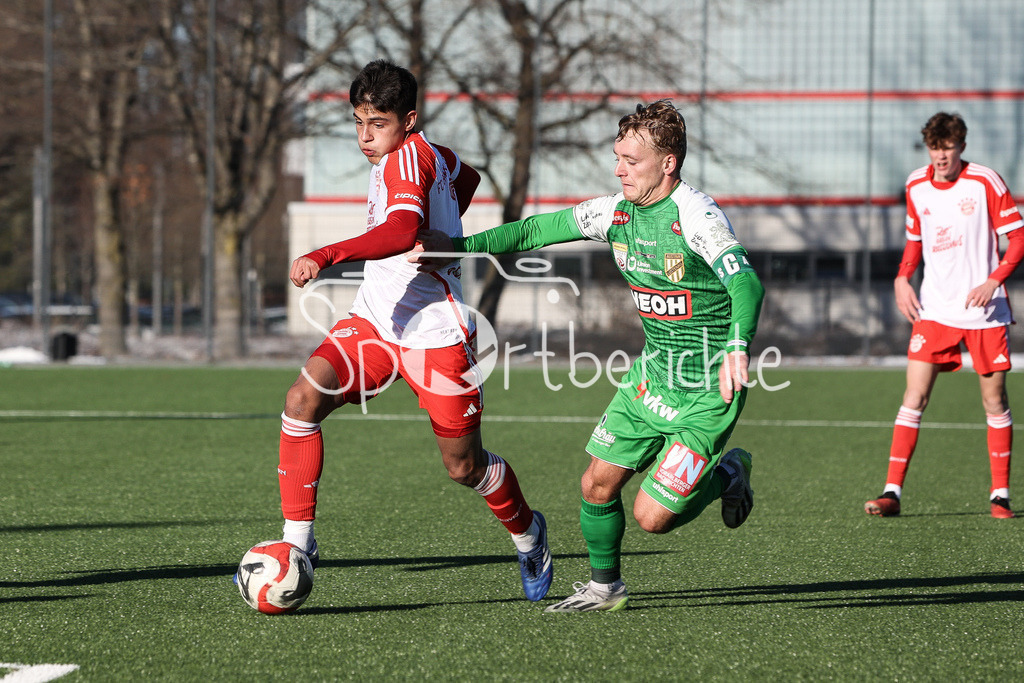 FC Bayern Amateure - SC Austria Lustenau | Im Duell Matteo PEREZ VINLOEF (FCB #3) und Fabian GMEINER (SCA #7) / Zweikampf