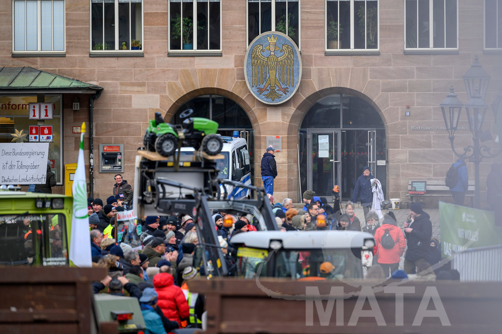_DWA4580 | Bauerndemo gegen Agrarpolitik der Bundesregierung  auf dem Straße Obstmarkt und Hauptmarkt . Nürnberg, 08.01.2024 - Realisiert mit Pictrs.com