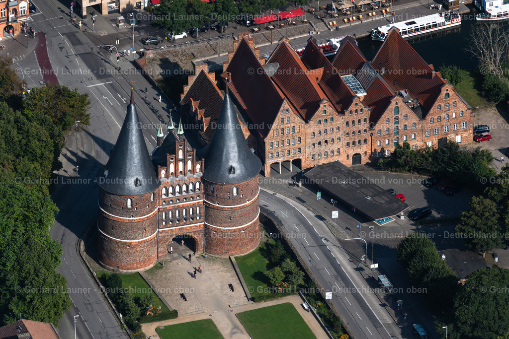 4038316 | Das Holstentor ist ein Stadttor, das die Altstadt der Hansestadt Lübeck nach Westen begrenzt. Es ist das Wahrzeichen der Stadt und wurde 1478 fertiggestellt. Das spätgotische Gebäude gehört zu den Überresten der Lübecker Stadtbefestigung. Das Holstentor ist neben dem Burgtor das einzige erhaltene Stadttor Lübecks