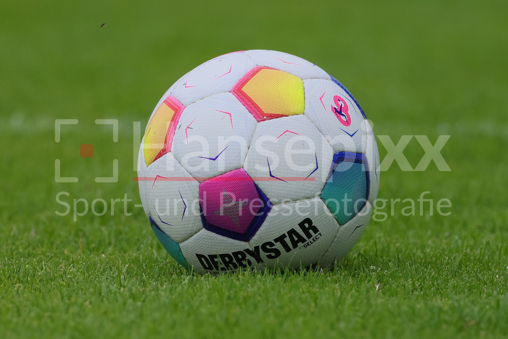 Fussball, Relegation Regionalliga Nord, SV Werder Bremen II - Holstein Kiel II | v.li.: Der Spielball liegt auf dem Spielfeld, Rasen, Bundesliga, Derbystar, Brillant APS, Symbolfoto, Symbolbild Fussball, Fußball, Ball