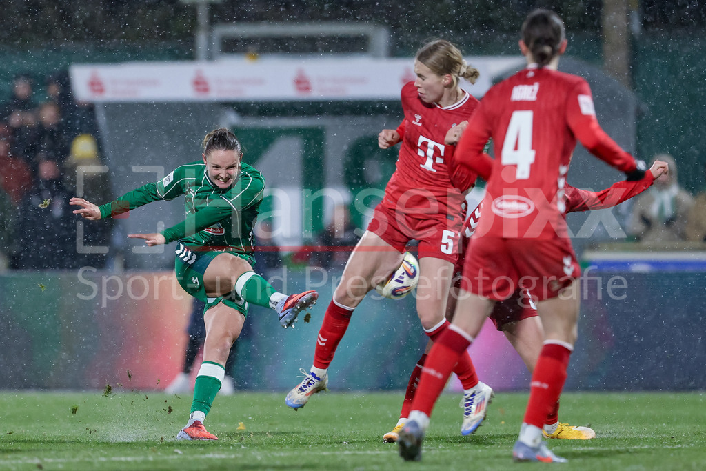 Fussball, Google Pixel Frauen-Bundesliga, SV Werder Bremen - 1. FC Köln | Verena Wieder (SV Werder Bremen, 31) beim Torschuss, schießt auf das Tor, am Ball, Aktion, Action, Spielszene, Celina Degen (1. FC Köln, 5) blockt den Ball, DIE DFB-RICHTLINIEN UNTERSAGEN JEGLICHE NUTZUNG VON FOTOS ALS SEQUENZBILDER UND/ODER VIDEOÄHNLICHE FOTOSTRECKEN. DFB REGULATIONS PROHIBIT ANY USE OF PHOTOGRAPHS AS IMAGE SEQUENCES AND/OR QUASI-VIDEO.