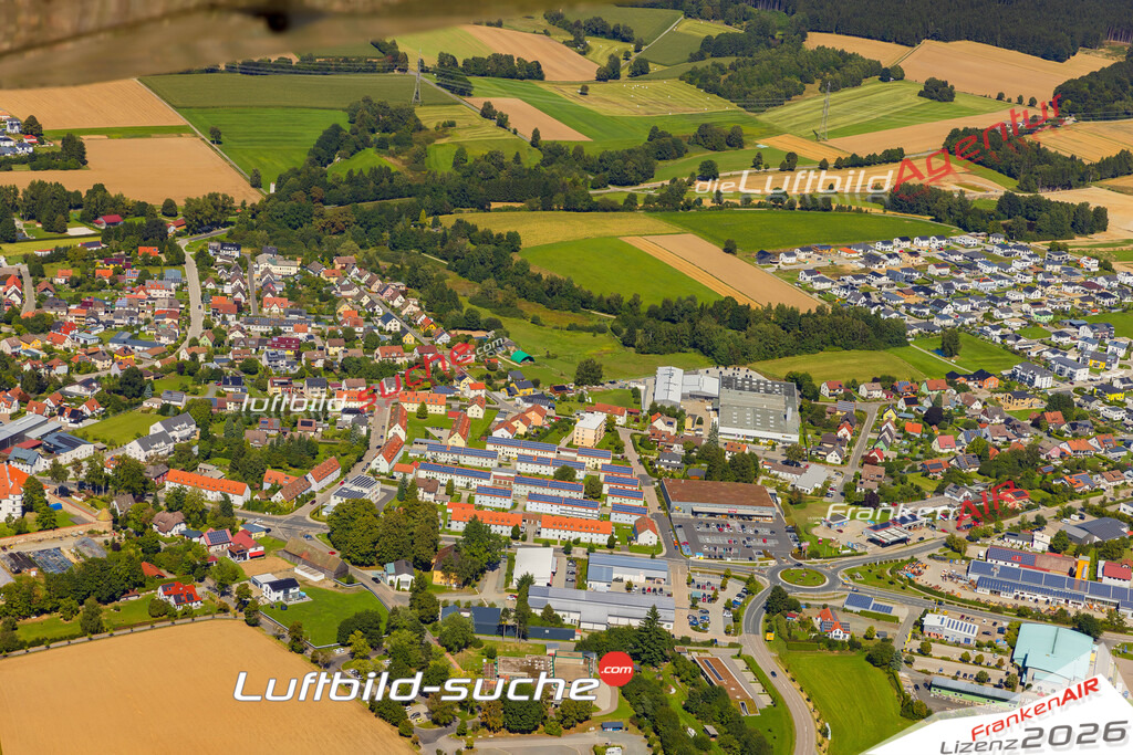 Luftaufnahme der Stadt Vohenstrauß - Die Luftaufnahme wurde 2025 vom UL-Flugzeug heraus erstellt ( keine Drohne ) - Hochauflösende Luftaufnahme - für professionelle Ausdrucke geeignet. Die Geschenkidee !Mit Lizenz und Bildrechte bestellbar