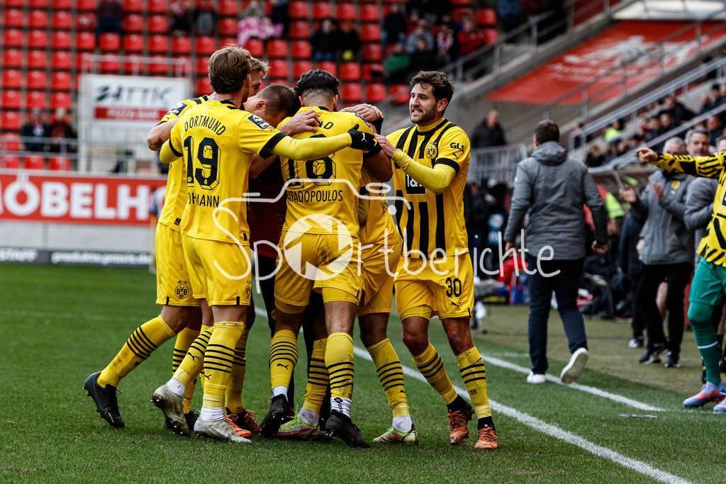 FC Ingolstadt - Borussia Dortmund Amateure | Erneut jubelt Dortmund - diesmal durch das 0-2, wieder durch Justin NJINMAH (BVB #11) / DFL REGULATIONS PROHIBIT ANY USE OF PHOTOGRAPHS AS IMAGE SEQUENCES AND/OR QUASI-VIDEO