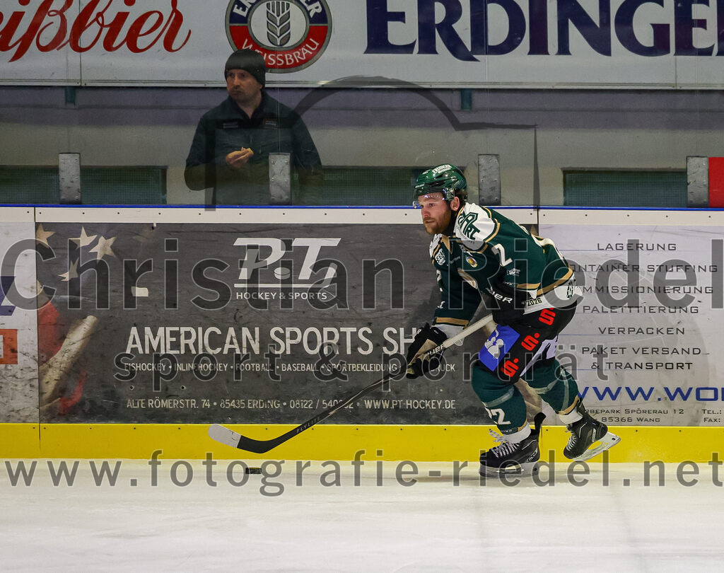 2025-11-30_072_TSV_Erding_gegen_EC_Peiting | Erding, Deutschland, 30.11.2025:Eishockey, Oberliga Süd 2025 / 2026, 22. Spieltag, TSV Erding gegen EC Peiting, Endergebnis: 5:1Grady Hobbs (Erding Gladiators, #22)Foto: Christian Riedel / fotografie-riedel.net