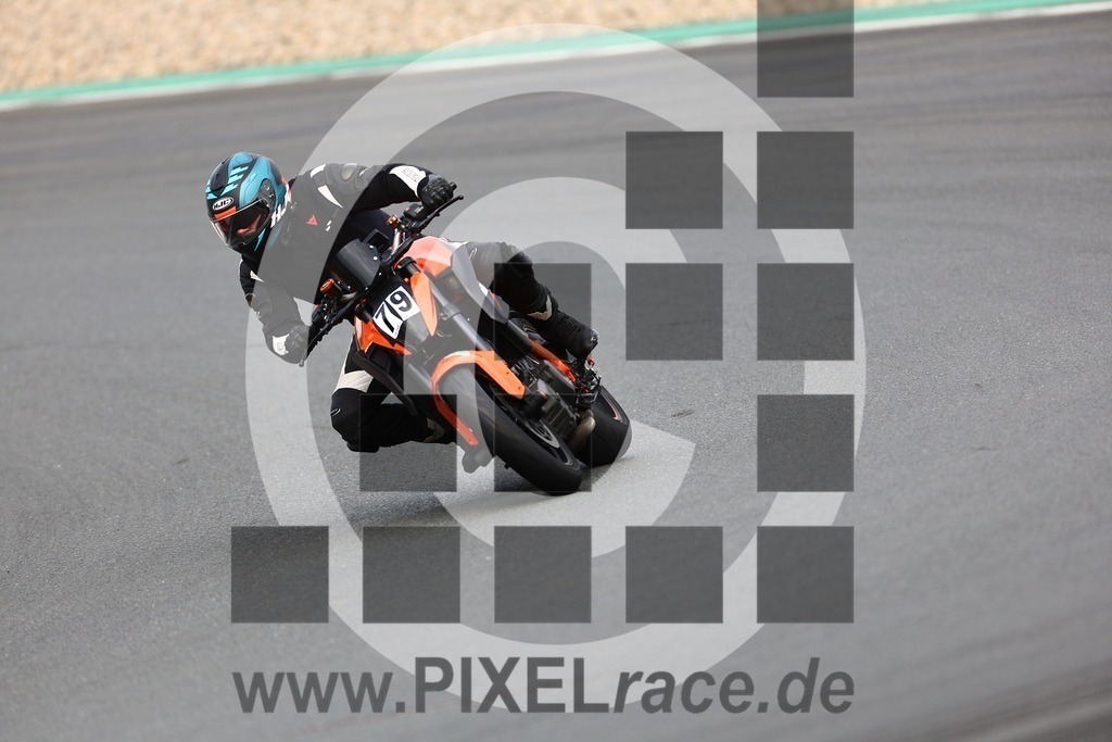 0079-20240909_02409 | Schöne Erinnerungen an spannende Momente - das festzuhalten ist unser Job. PIXELrace.de ist seit 2003 auf den Rennstrecken Europas unterwegs um die Action draußen beim Fahren und die wunderbare Stimmung imm Fahrerlager für euch einzufangen.