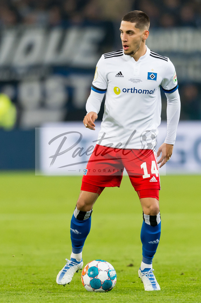 HSVSCF20220419_297 | Fussball, Herren: Ludovit Reis (Hamburger SV) in Aktion, am Ball, Einzelaktion beim DFB-Pokal-Halbfinalspiel zwischen Hamburger SV und SC Freiburg im Volksparkstadion am 19.04.2022 in Hamburg, Deutschland.DFB / DFL REGULATIONS PROHIBIT ANY USE OF PHOTOGRAPHS AS IMAGE SEQUENCES AND/OR QUASI-VIDEO. - Realisiert mit Pictrs.com