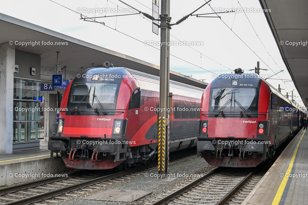 Hauptbahnhof Linz_ Bahnhofshalle_ Bahnsteig_ 26.12.2023-25 | 26.12.2023, Hauptbahnhof Linz, AUT, Bahnhofshalle und Bahnsteig, im Bild Bahnhofshalle, Bahnsteig, Zug, Fahrgaeste, Ticket, Ticketautomat, OEBB, Reisende, Gepaeck, Railjet, Westbahn, ICE, DB, Schild, Anzeigetafel, Linz