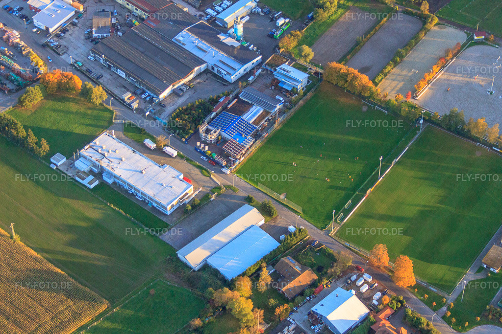 Luftbild: Fußballplatz des TSV Fortuna Billigheim Ingenheim e.V. im Ortsteil Billigheim in Billigheim-Ingenheim im Bundesland Rheinland-Pfalz in Deutschland. Foto: IMG_60677.jpg vom 24.10.2013 durch Werner Riehm/FLY-FOTO.deAuflösung des Originals: 4752 x 3168 pxVerein | TSV-Fortuna Billigheim-Ingenheim