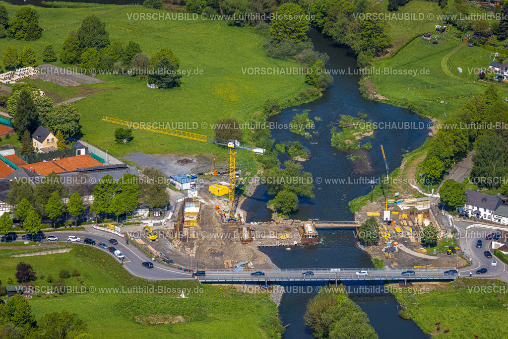 Arnsberg230500620 | Luftbild, Neubau Dinscheder Brücke der Glösinger Straße (L735) über den Fluss Ruhr und Renaturierung, Glösingen, Arnsberg, Sauerland, Nordrhein-Westfalen, Deutschland