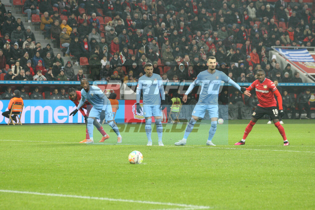 Bayer 04 Leverkusen - VFL Bochum 1848 | Während der Ball für den Elfmeterschützen bereit liegt warten Christopher Antwi-Adjei (#22), Danilo Soares, Erhan Masovic und Moussa Diaby - © Sportfoto-Sale (MK - Realisiert mit Pictrs.com