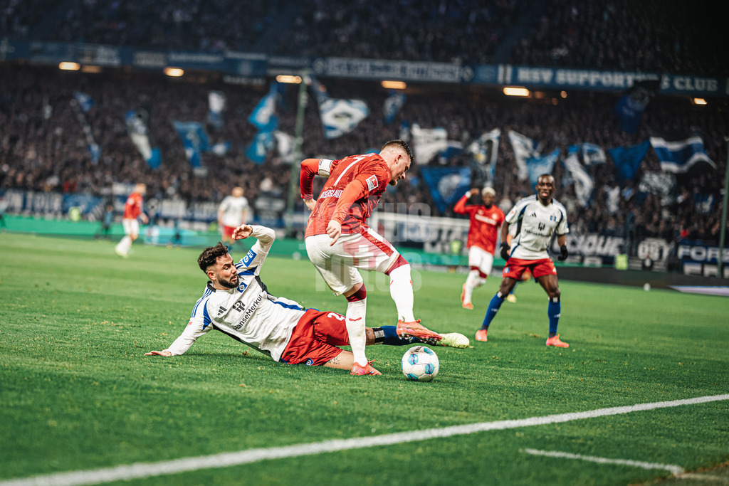 Fußball | Männer | Saison 2024/2025 | 2. Fußball-Bundesliga | 23. Spieltag | Hamburger SV vs. 1. FC Kaiserslautern | 21.02.2025 | v.l. Marco Richter (#20, HSV) gegen Marlon Ritter (#7, 1. FC Kaiserslautern)