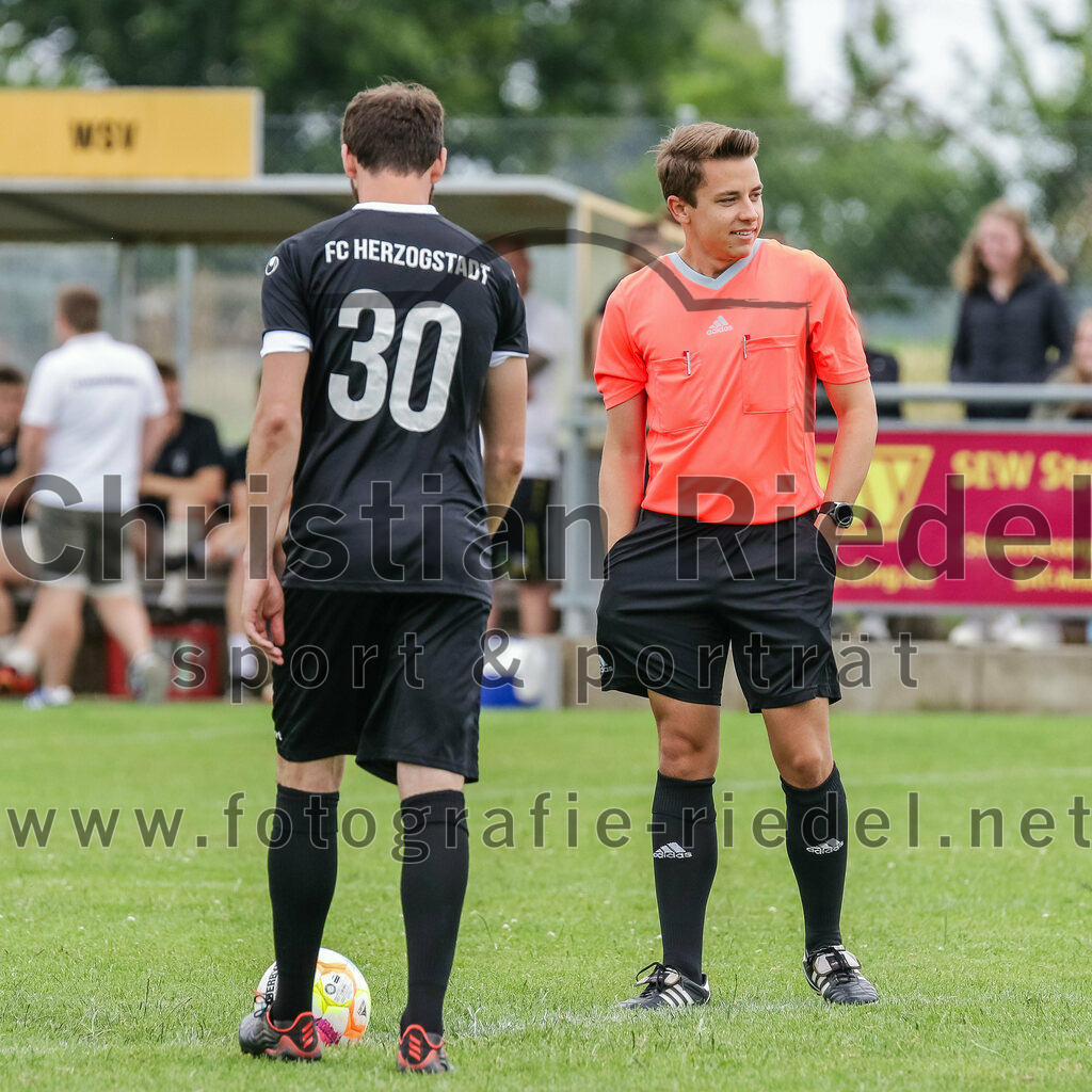 2023-07-02_007_SV_Walpertskirchen_gegen_FC_Herzogstadt | Walpertskirchen, Deutschland, 02.07.2023:
Fußball, Kreisliga 2023 / 2024, Testspiel, SV Walpertskirchen gegen FC Herzogstadt, Endergebnis: 

Thomas Greckl (FC Herzogstadt, #30), Schiedsrichter Dominik Dersein

Foto: Christian Riedel / fotografie-riedel.net