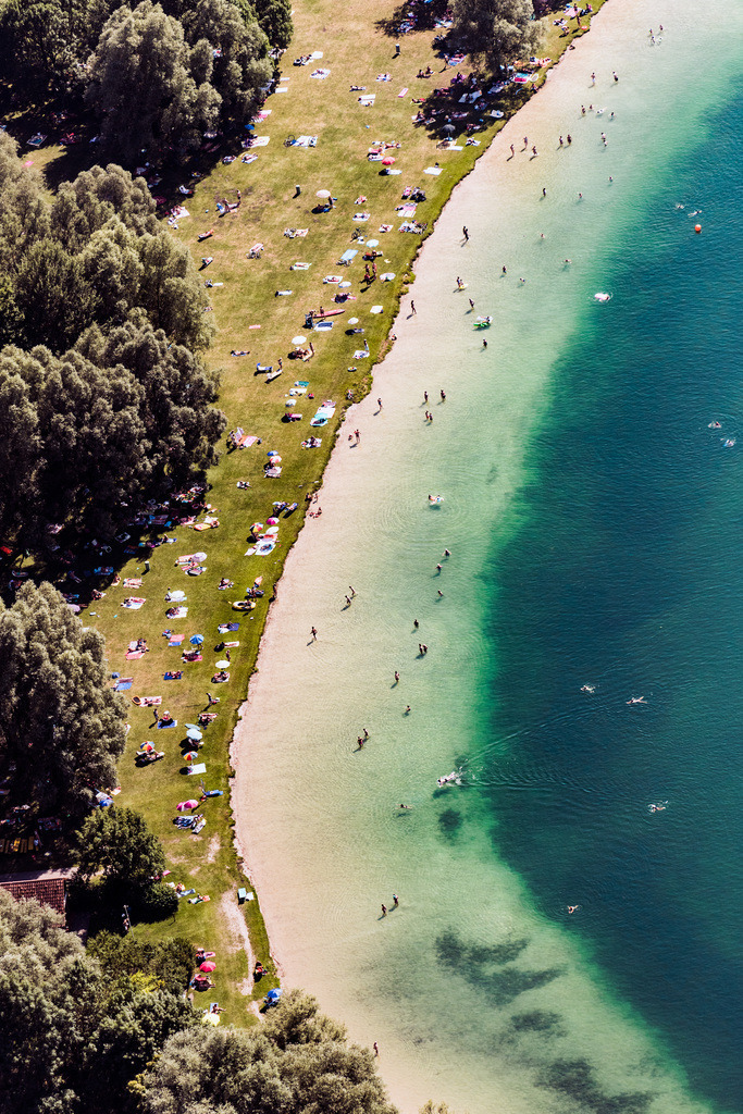dr__0011522.jpg | UNTERFöHRING 01.08.2017 Uferbereiche am Seegebiet des Feringasee mit Besuchern der Liegewiesen in Unterföhring im Bundesland Bayern. // Riparian areas on the lake area of Feringasee mit Besuchern der Liegewiesen in Unterfoehring in the state Bavaria. Foto: Daniel Reiter