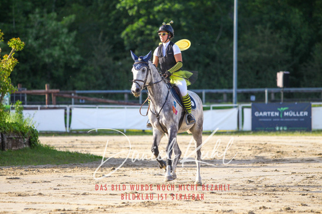 DKP45179 | Turnierfotos kaufen im Webshop von Daniel Kuhl Photography – entdecke professionelle Reitsportfotos aus Turnieren & Events. Hochwertige Turnierbilder online bestellen & sichern. Jetzt Fotos von Reitsportturnieren kaufen!
