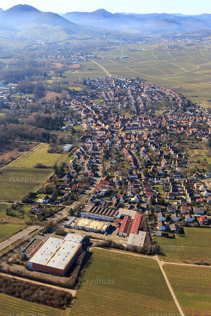 Luftbild: Dorfübersicht aus Osten im Ortsteil Godramstein in Landau im Bundesland Rheinland-Pfalz in Deutschland. Foto: IMG_125286.jpg vom 21.02.2021 durch Werner Riehm/FLY-FOTO.de