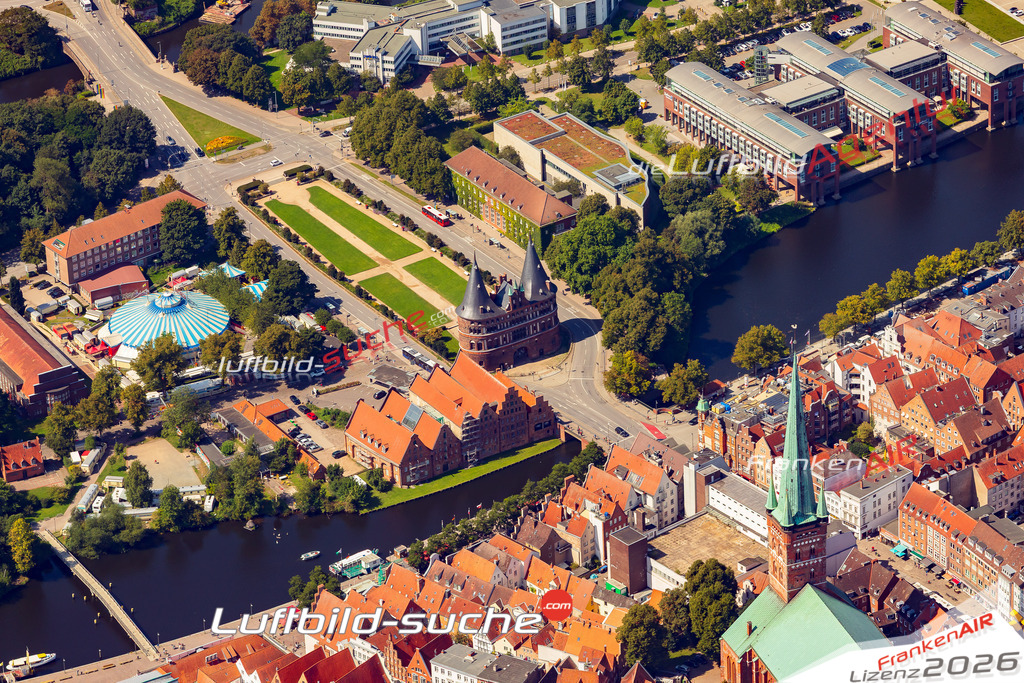 Luftaufnahme Holstentorplatz Lübeck - Die Luftaufnahme wurde 2025 vom UL-Flugzeug heraus erstellt ( ohne Drohne ) - Hochauflösende Luftaufnahme - für professionelle Ausdrucke geeignet. Die Geschenkidee !Mit Lizenz und Bildrechte bestellbar