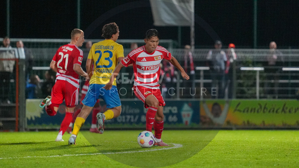 Fußball, Herren, Saison 2025/2026, Testspiel, Freundschaftsspiel, FSV 63 Luckenwalde vs. 1.FC Union Berlin, Mittwoch 08.10.2025, Werner-Seelenbinder-Stadion Luckenwalde, | Fußball, Herren, Saison 2025/2026, Testspiel, Freundschaftsspiel, FSV 63 Luckenwalde vs. 1.FC Union Berlin, Mittwoch 08.10.2025, Werner-Seelenbinder-Stadion Luckenwalde, Im Bild: Wooyeong Jeong (Union) - Realisiert mit Pictrs.com