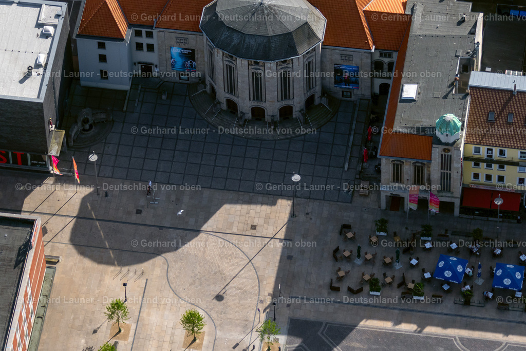4030354 | BREMERHAVEN 01.06.2020 Eingang des Gebäudes des Konzerthauses und Theater- Schauspielhauses " Stadttheater Bremerhaven " im Ortsteil Mitte-Süd in Bremerhaven im Bundesland Bremen, Deutschland. Weiterführende Informationen bei: Stadttheater Bremerhaven. // Entrance of the Building of the concert hall and theater playhouse in the district Mitte-Sued in Bremerhaven in the state Bremen, Germany. Further information at: Stadttheater Bremerhaven. Foto: Gerhard Launer
