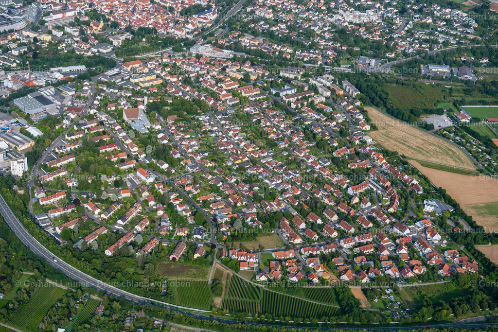 4047836 | WüRZBURG 21.08.2021 Ortsansicht der Straßen und Häuser der Wohngebiete im Ortsteil Heidingsfeld in Würzburg im Bundesland Bayern, Deutschland. // Town View of the streets and houses of the residential areas in the district Heidingsfeld in Wuerzburg in the state Bavaria, Germany. Foto: Gerhard Launer