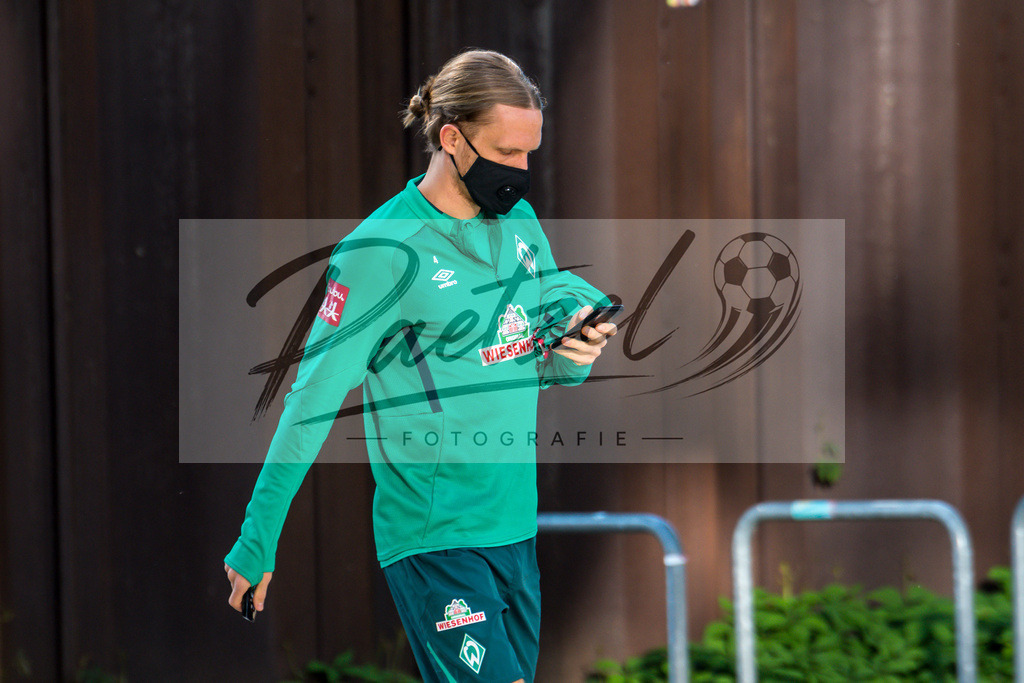 TRASVW20200521_0061 | Fussball, Herren: Michael Lang (Werder Bremen) schaut bei der Ankunft am wohninvest Weserstadion am 21.05.2020 in Bremen, Deutschland. - Realisiert mit Pictrs.com