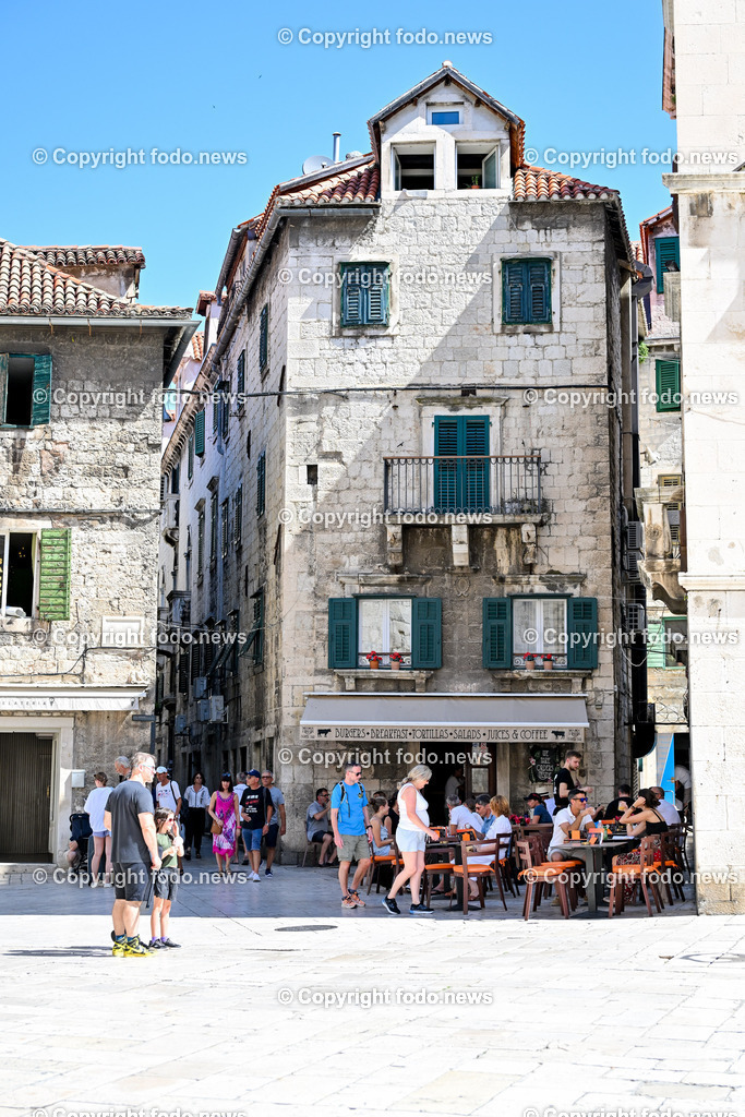 Kroatien_ Split_ 21.07.2025-34 | 21.07.2025, Kroatien, HRV, Split, im Bild Themenbild, Stadtansichten, Gastronomie, Restaurant, Cafe, Haus, Gebaeude, Touristen, Tourismus, Feature, SymbolbildSplit zweitgroesste Stadt Kroatiens. Die Stadt ist Verwaltungssitz der Gespanschaft Split-Dalmatien 