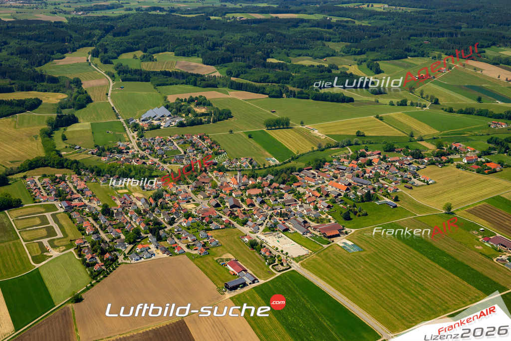 Das Luftbild zeigt Oberkammlach Kammlach - Die Luftaufnahme wurde 2023 vom UL-Flugzeug aus erstellt ( keine Drohne ) - Hochauflösende Luftaufnahme - Für grossformatige Ausdrucke geeignet. Die Geschenkidee !Mit Lizenz und Bildrechte bestellbar