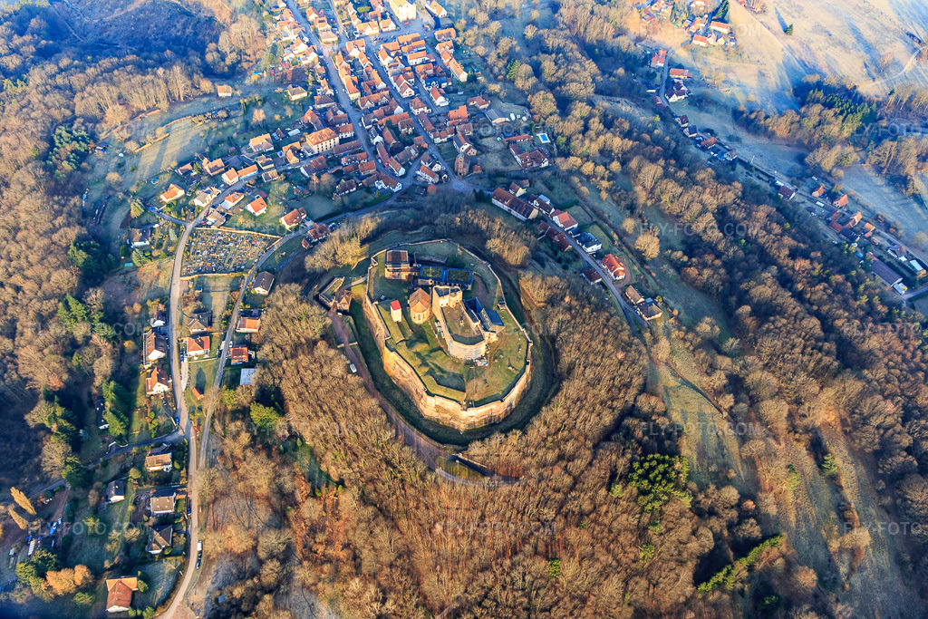 Aerial view: Castle ruins of the Château de Lichtenberg in the Northern Vosges in Lichtenberg in the state Bas-Rhin, France. – Photo: IMG_105290.jpg taken on 03/25/2018 by Werner Riehm/FLY-FOTO.com – Resolution of the original: 5472 x 3648 px