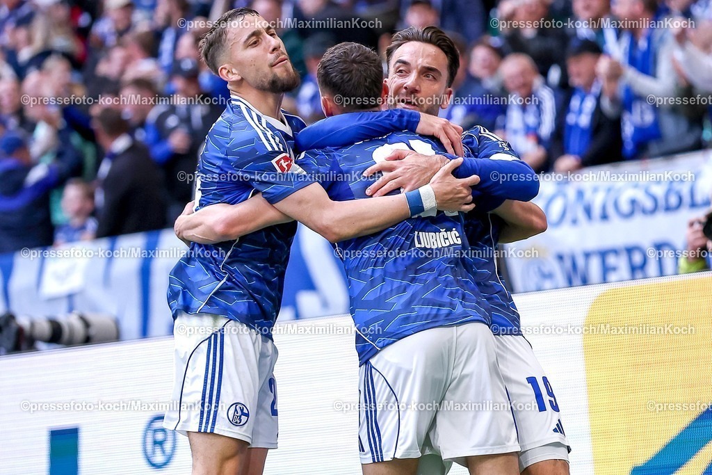 S0419042601013 | 19.04.2026, Fußball, FC Schalke 04 - SC Preußen Münster, 30. Spieltag, 2. Fußball Bundesliga, Veltins-Arena Gelsenkirchen, Saison 2025 2026: Torjubel nach dem Tor zum 1:0 durch Torschütze Kenan Karaman&nbsp;&nbsp;(Schalke04 #19)  DFB regulations prohibit any use of photographs as image sequences and or quasi-video.