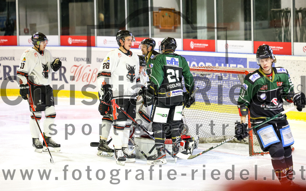 2022-09-30_097_TSV_Erding_gegen_EV_Dingolfing | Erding, Deutschland, 30.09.2022:
Eishockey, Bayernliga 2022 / 2023, Testspiel, TSV Erding gegen EV Dingolfing, Endergebnis: 3:4

Artur Schwarz (EV Dingolfing, #13), William Theberge (EV Dingolfing, #28), Erik Modlmayr (Erding Gladiators, #21), Torwart Dennis Jedrus (EV Dingolfing, #1), Ryan Murphy (Erding Gladiators, #51)

Foto: Christian Riedel / fotografie-riedel.net