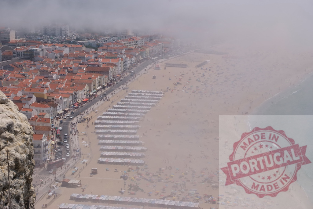 Nazaré beach and old town disappearing into fog | Aerial view of Nazaré coastline, beach, town, and Atlantic Ocean fading into a dense fog - Realisiert mit Pictrs.com