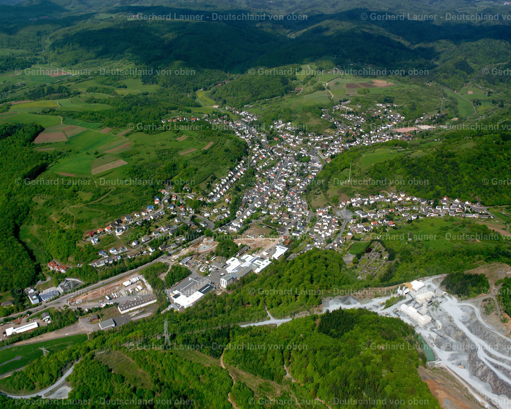 2610371 | OBERSCHELD 09.06.2006 Ortsansicht der Straßen und Häuser der Wohngebiete in Oberscheld im Bundesland Hessen, Deutschland // Town View of the streets and houses of the residential areas in Oberscheld in the state Hesse, Germany Foto: Gerhard Launer